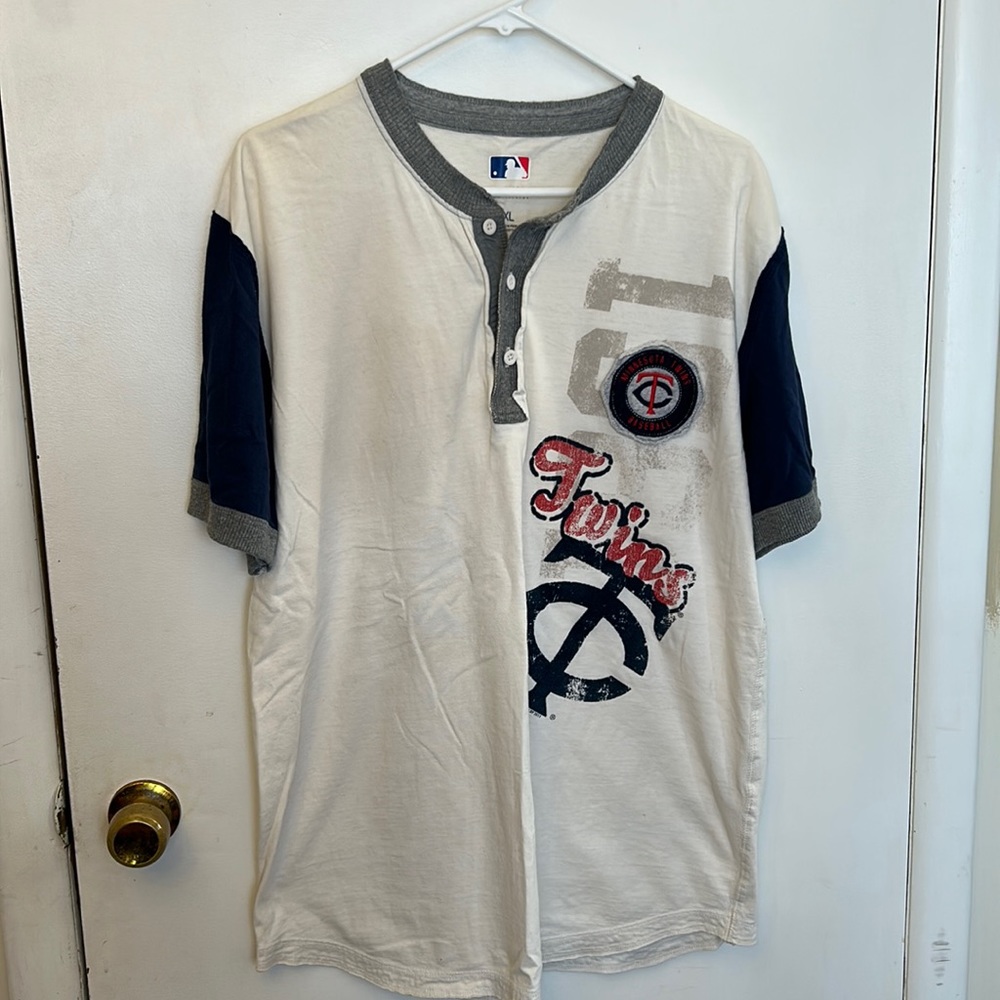 Twins T-shirt Men’s Size XL